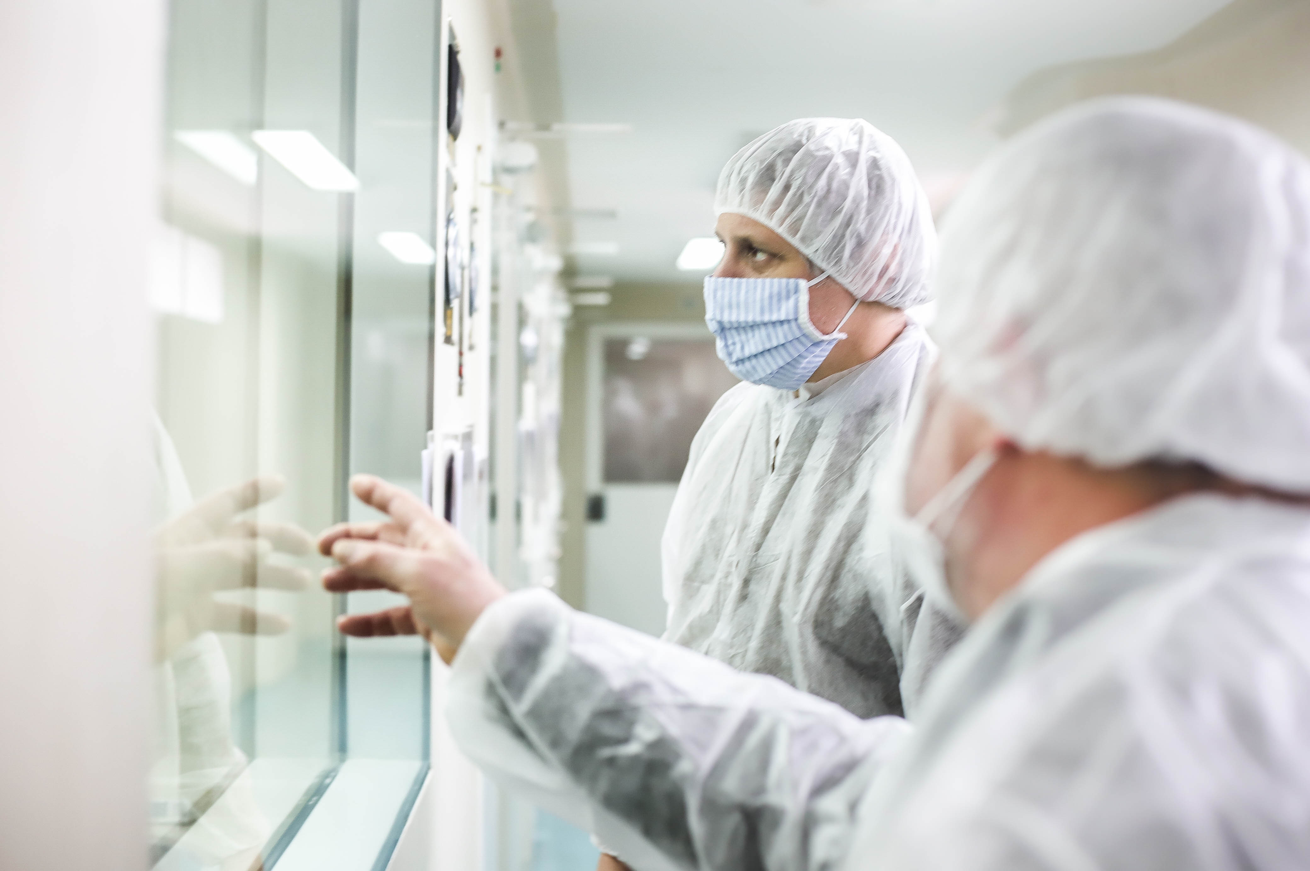 Felipe Miguel visitó un laboratorio por el Día de la Industria