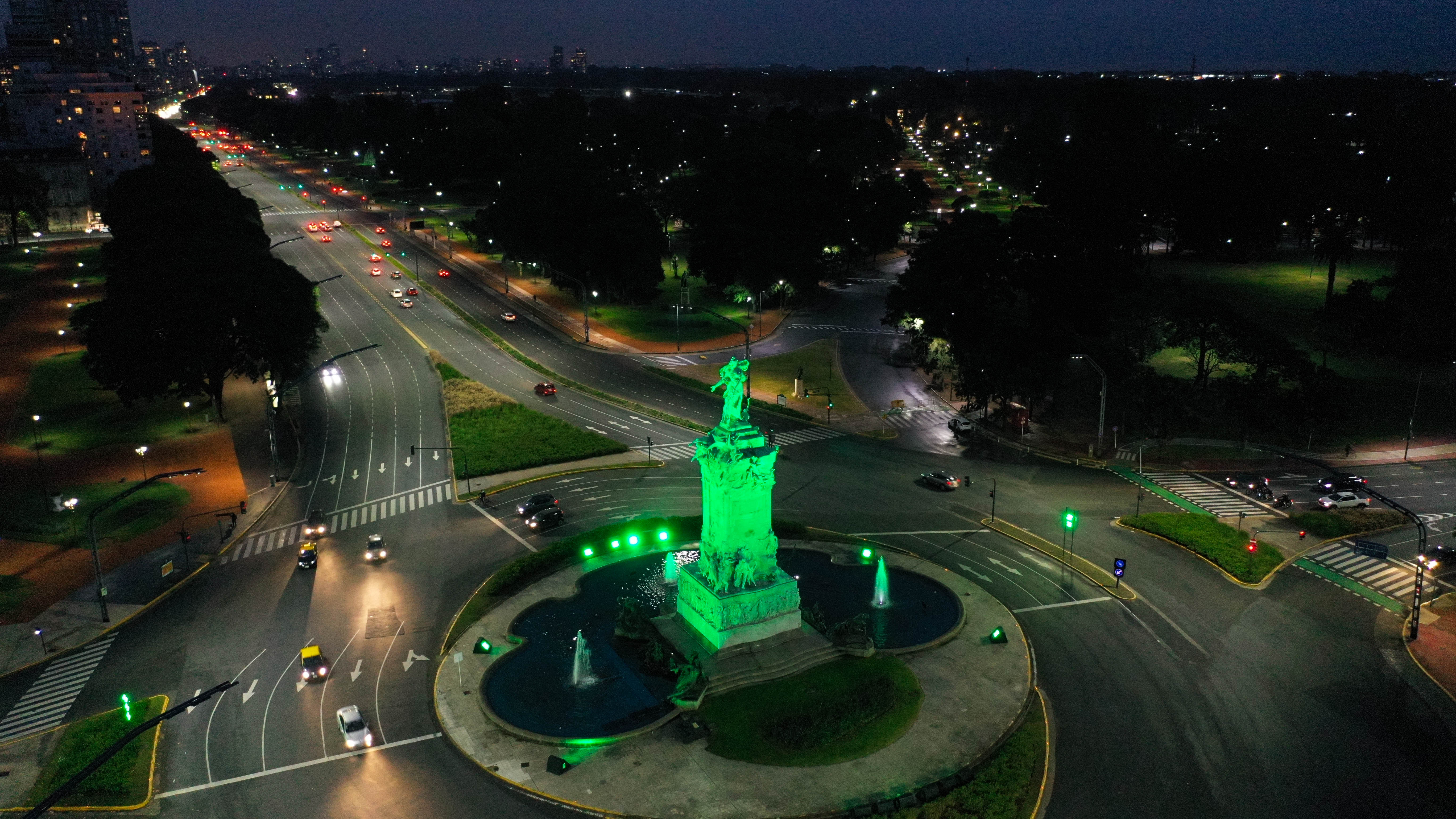 Se iluminaron monumentos de verde para concientizar sobre el cuidado del ambiente