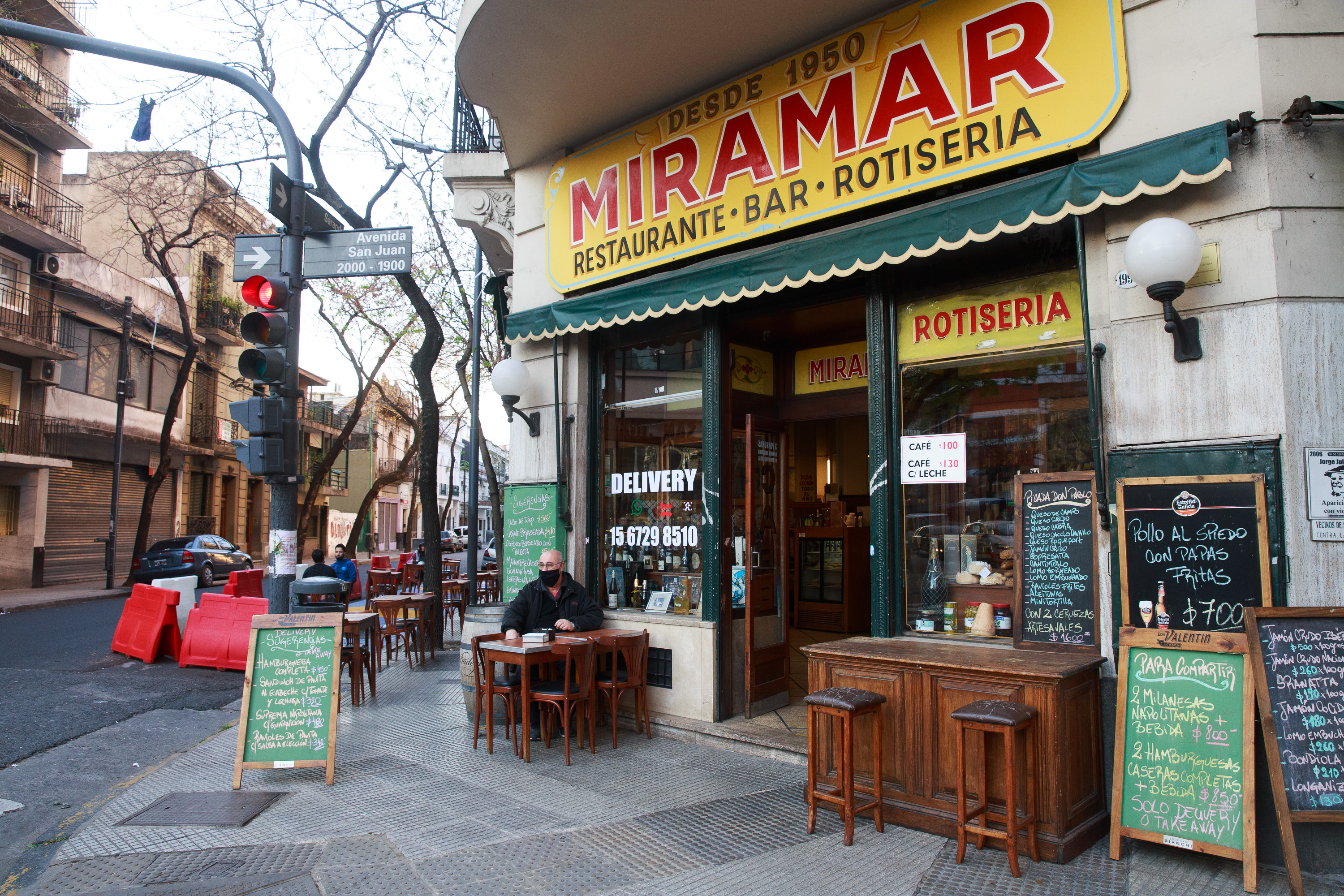 Bares notables: con mesas al aire libre para los vecinos y vecinas