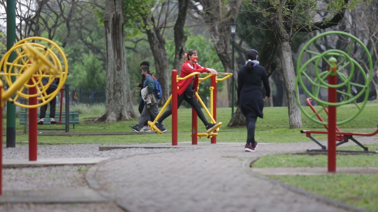Postas aeróbicas en parques y plazas: furor entre quienes eligen hacer actividad física gratis y cuidados