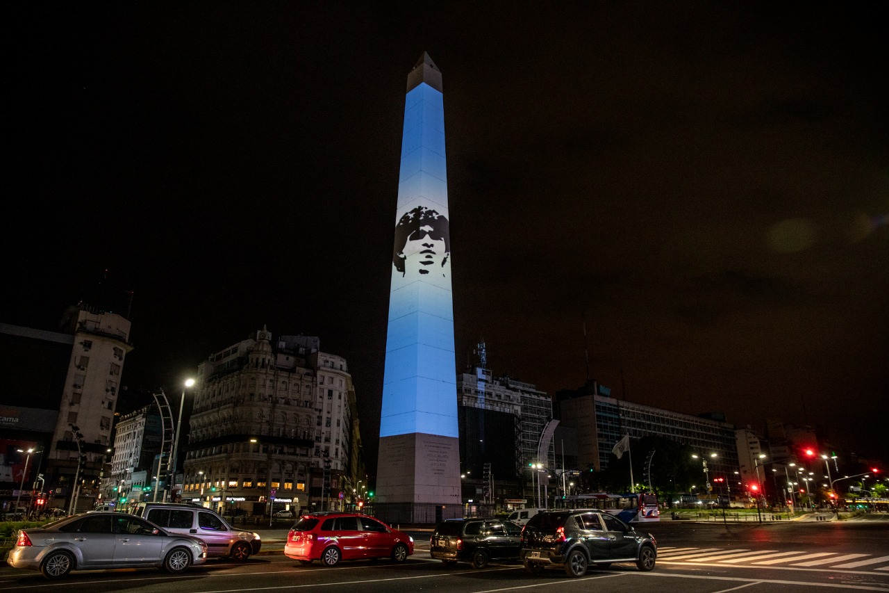 Monumentos y fachadas de edificios porteños se iluminaron en tributo al 10