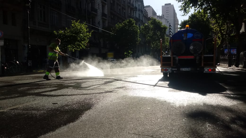 Operativo de limpieza permanente en el entorno de Plaza de Mayo y Eje Cívico
