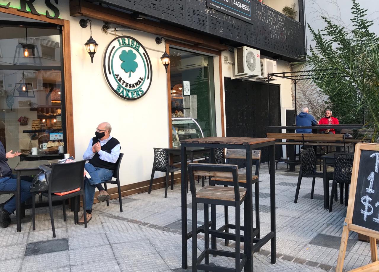 Locales gastronómicos: Se amplía horario y capacidad de clientes en mesas  al aire libre