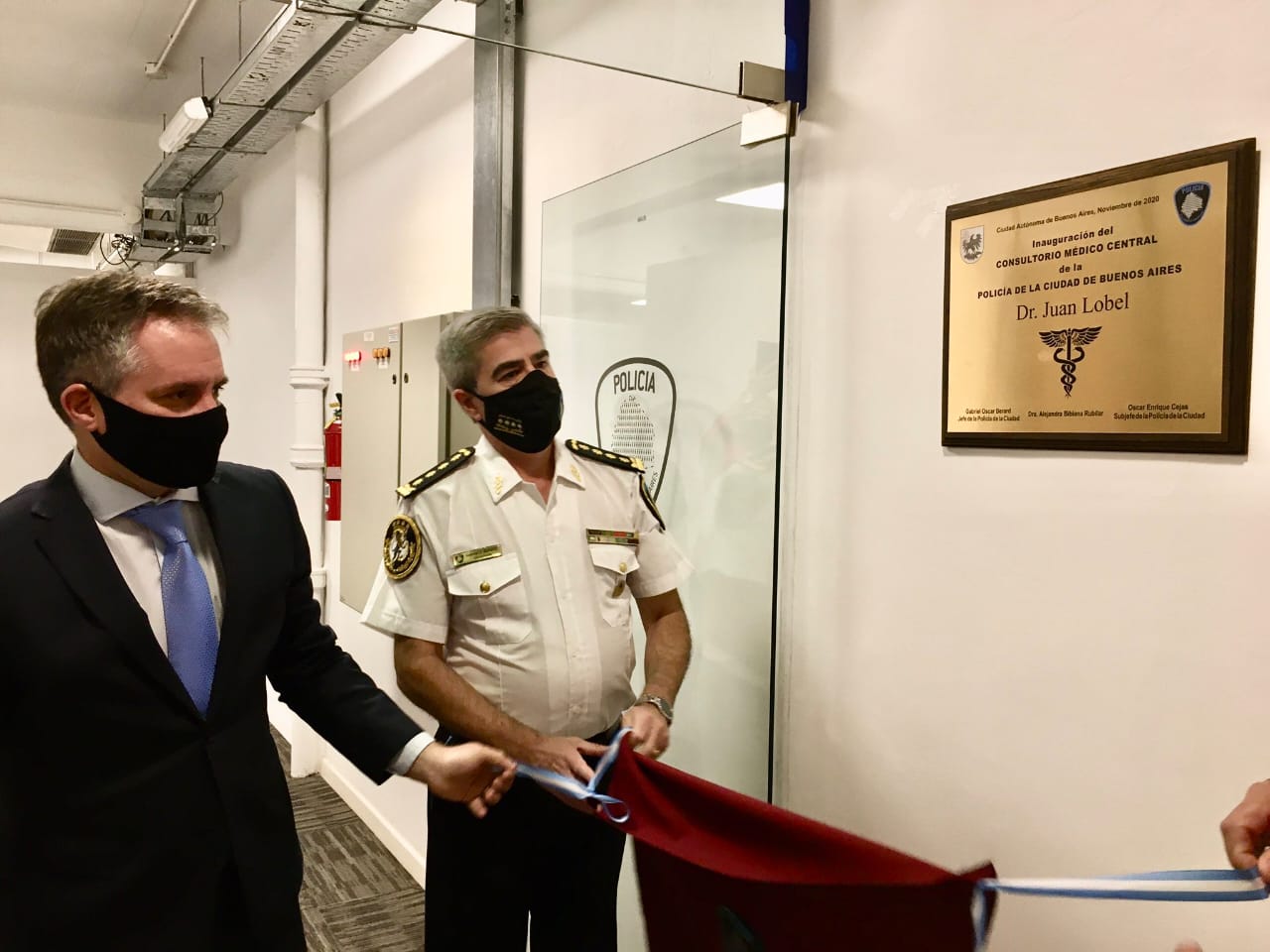 Inauguraron un consultorio médico en la sede central de la Policía de la Ciudad con el nombre de un médico fallecido durante la pandemia