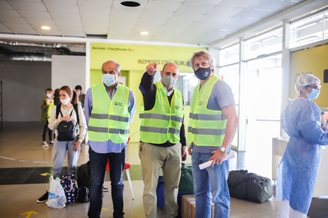 Felipe Miguel visitó el centro de testeo de la Terminal Dellepiane para turistas