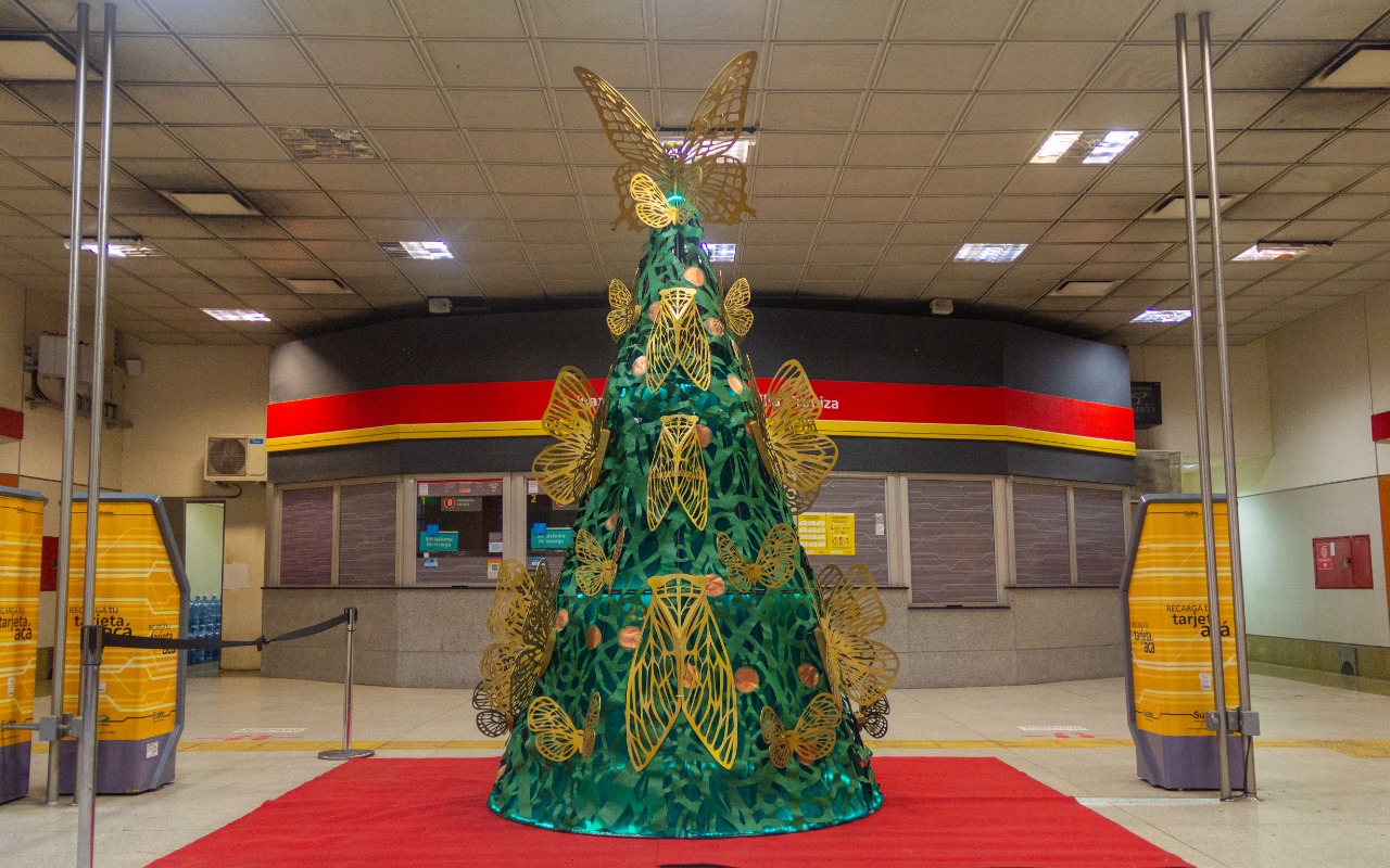 Instalamos la obra Navidad en Verano en la estación Juan Manuel de Rosas de la Línea B
