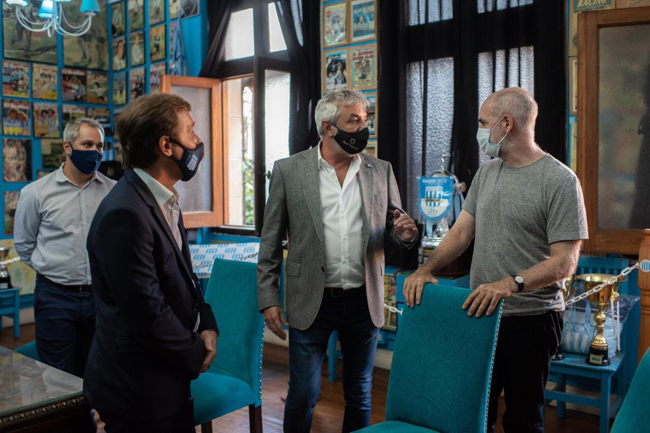 Convenio con Racing para que en la sede de Villa del Parque funcionen cinco puestos de vacunación