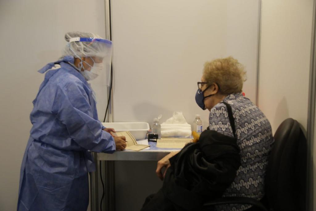 Ya se vacunó a 25.438 adultos mayores de 80 años en la primera semana del Plan de Vacunación