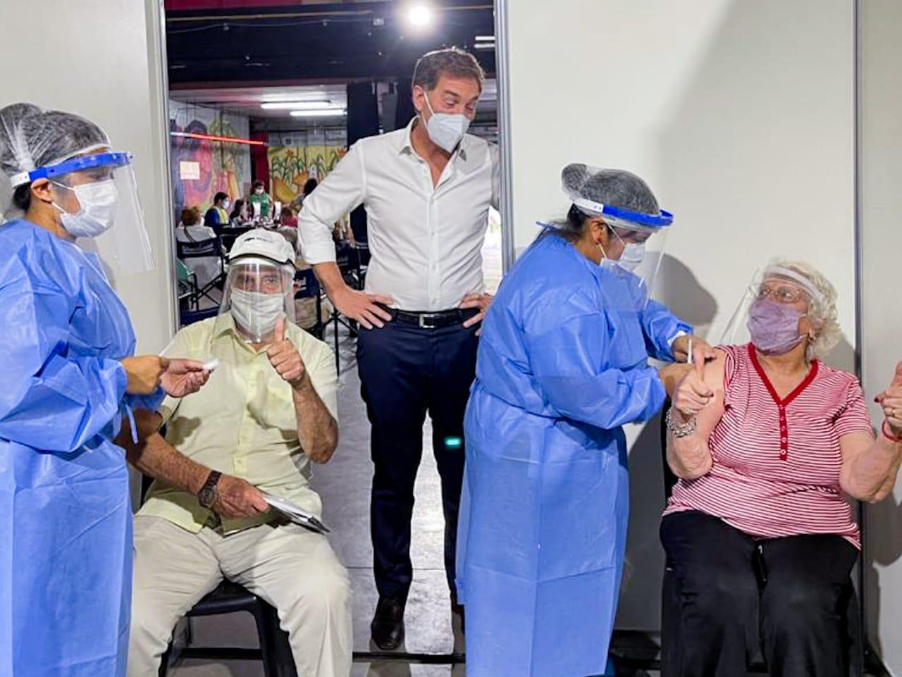 Diego Santilli visitó la posta de vacunación del Espacio Julián Centeya