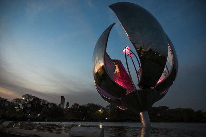 La Ciudad iluminó monumentos por el Día de las enfermedades poco frecuentes