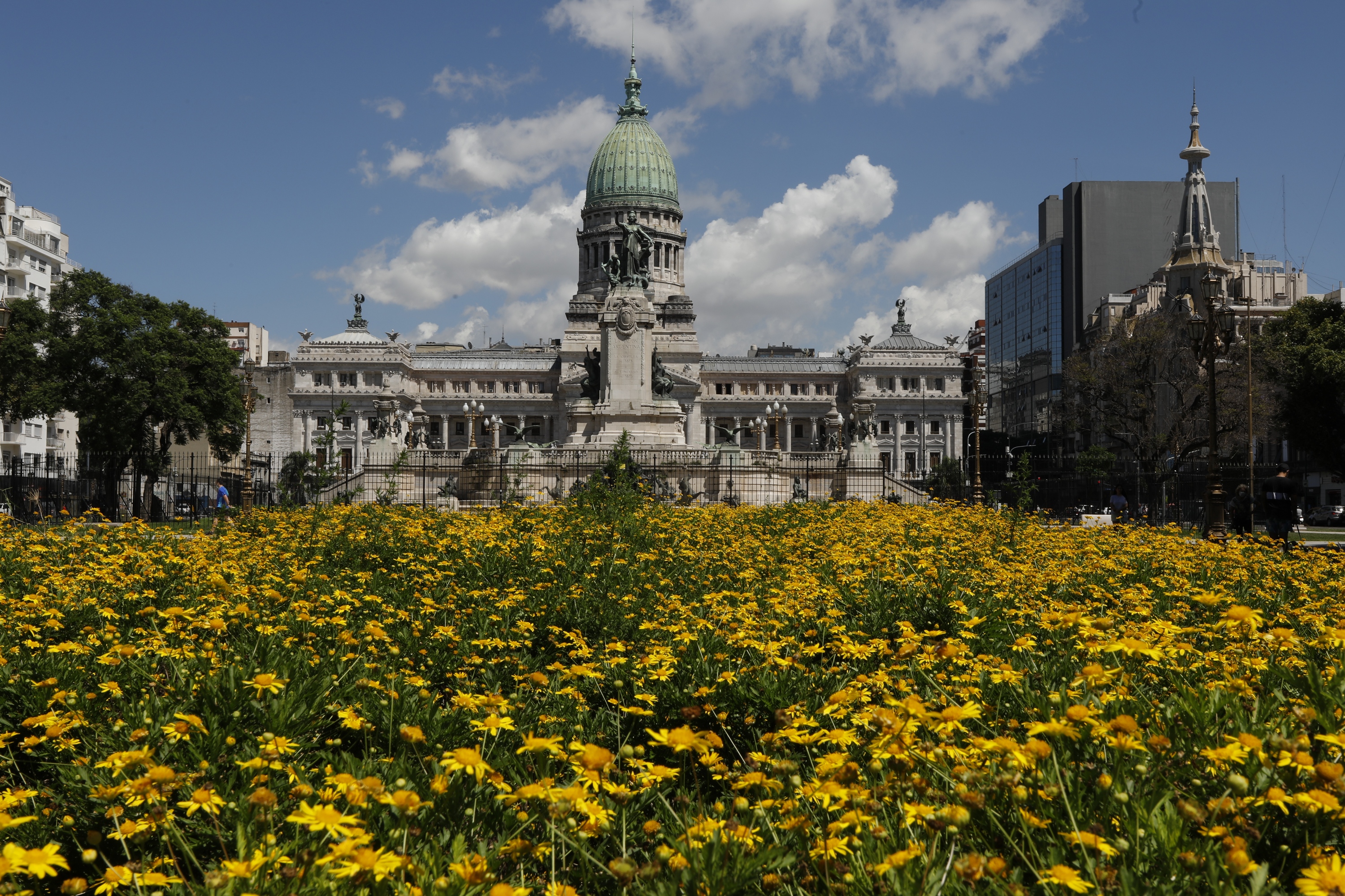 Las plazas Congreso y Mariano Moreno ya están renovadas
