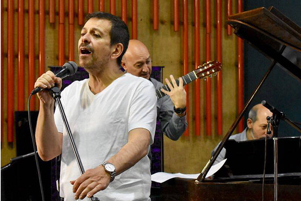 Músicos interpretan a Piazzolla