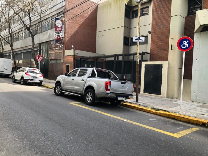 El WhatsApp porteño indica la dirección para retirar autos acarreados mal estacionados