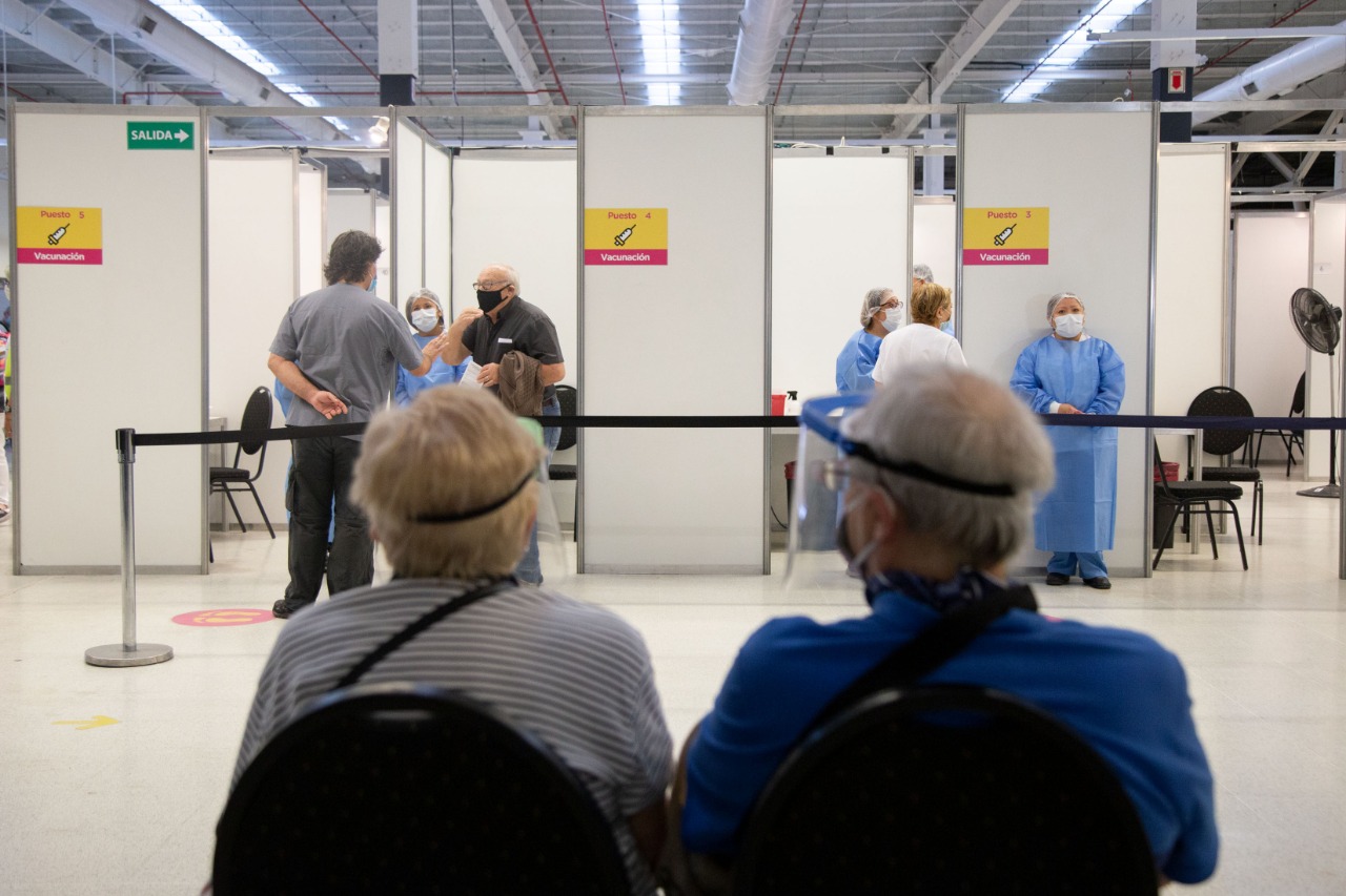 COVID-19: comenzó la vacunación de mayores de 75 años y ya abrió la inscripción para los de más de 70