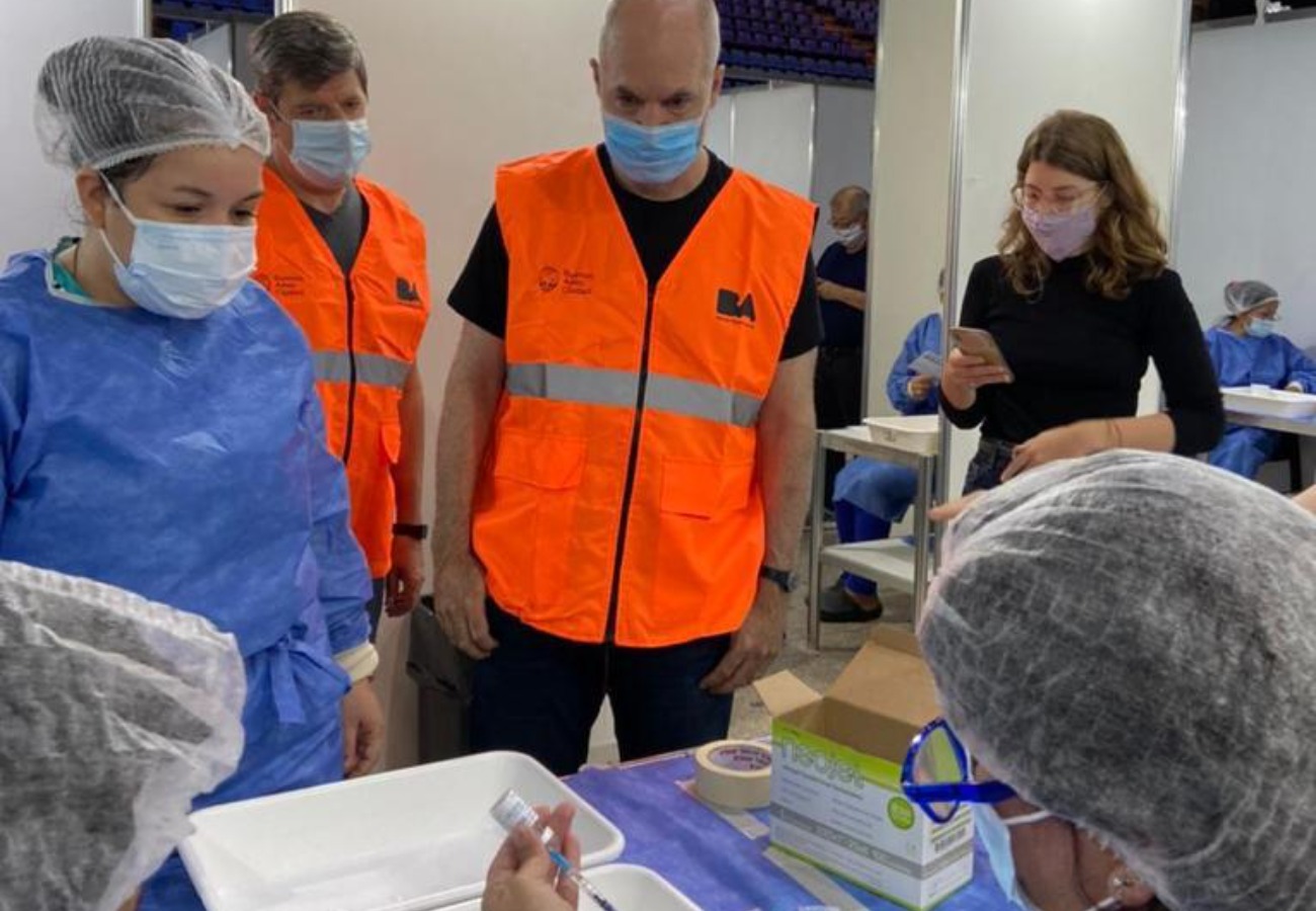 Horacio Rodríguez Larreta visitó el vacunatorio del Luna Park
