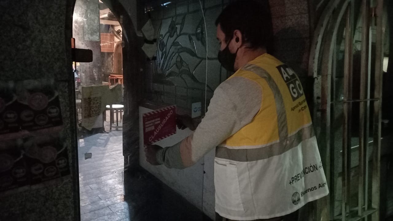 Operativos en espacios verdes y zonas gastrónomicas: se clausuró un bar en Monserrat por no cumplir la normativa