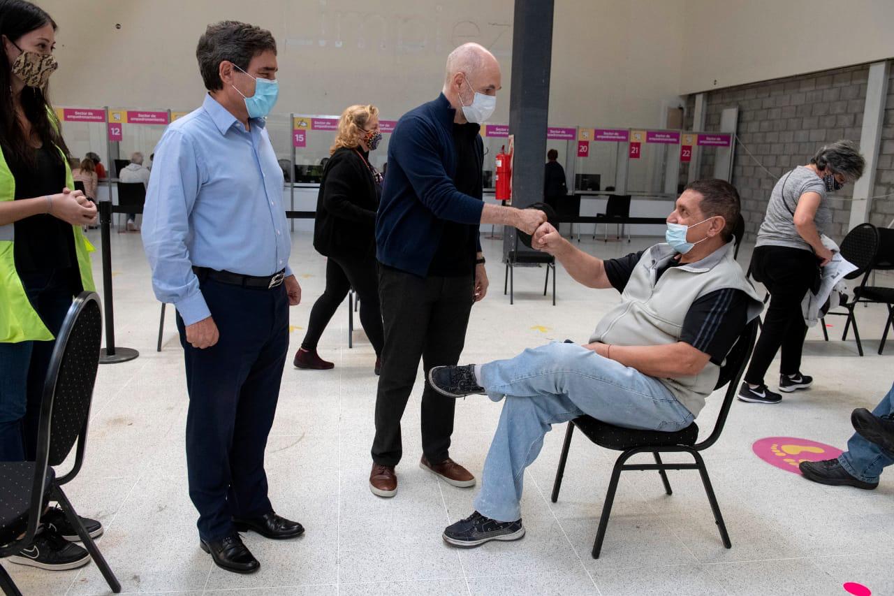 Rodríguez Larreta y Quirós recorrieron el vacunatorio del club San Lorenzo