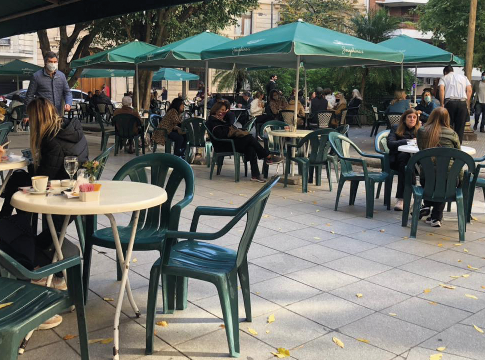 Sector gastronómico: el Gobierno porteño incrementó un 54% la oferta de mesas en veredas 