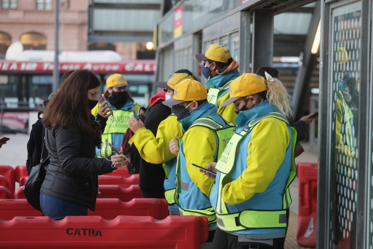 Nuevas restricciones: fuerte control con agentes y concientizadores en el transporte público