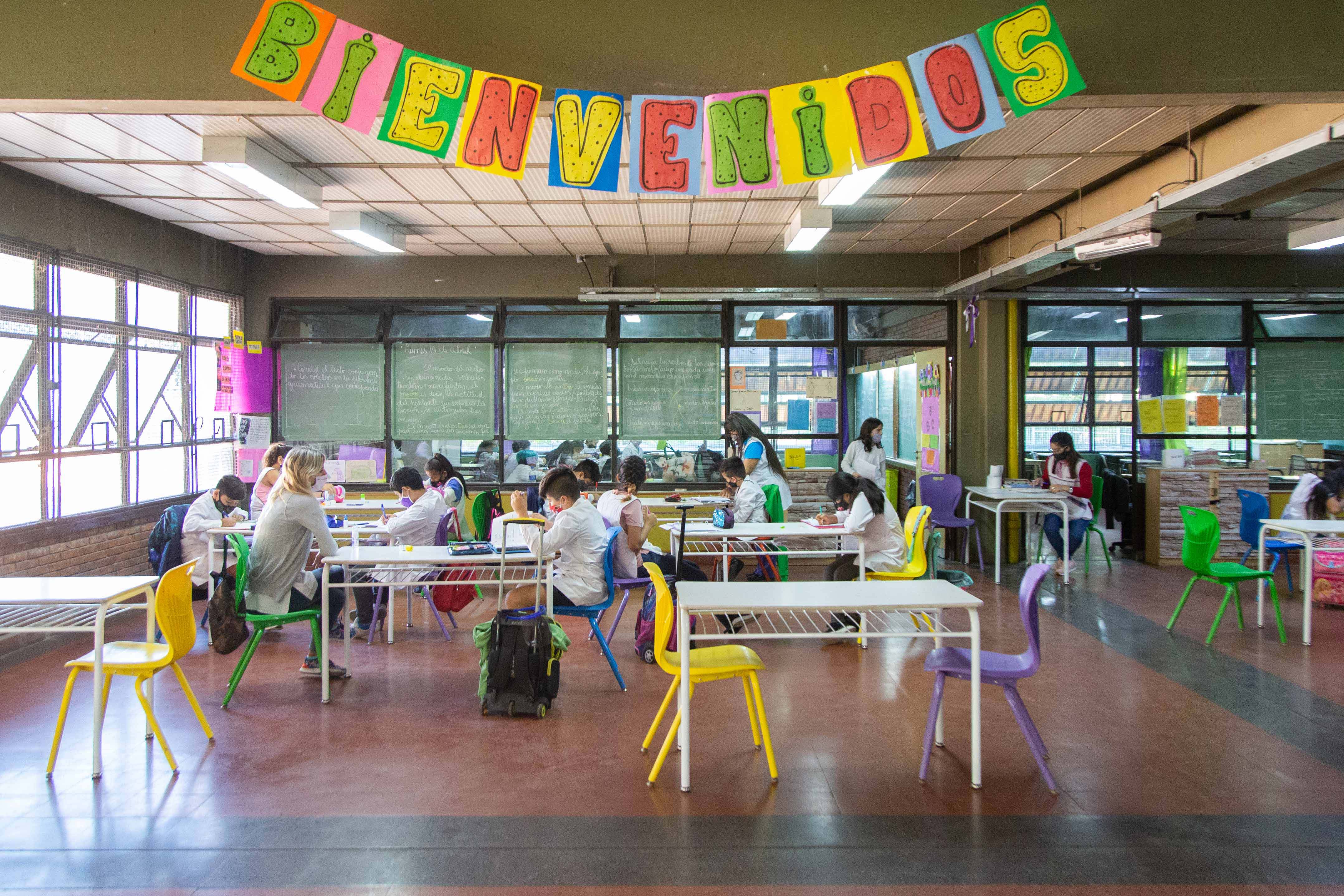 Vuelven las clases y habrá ayuda fiscal para sectores afectados por las restricciones