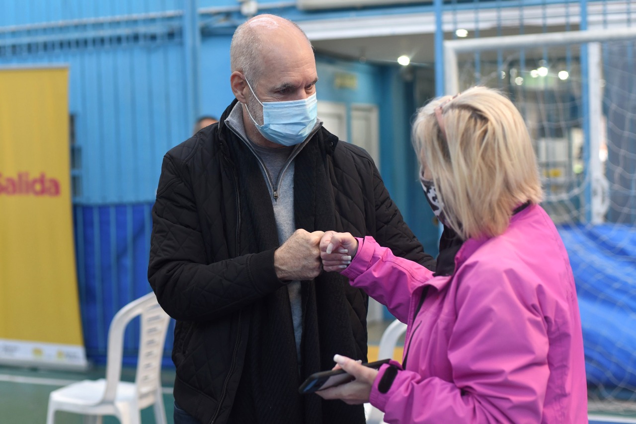 Rodríguez Larreta recorrió los vacunatorios de los clubes Racing y Comunicaciones
