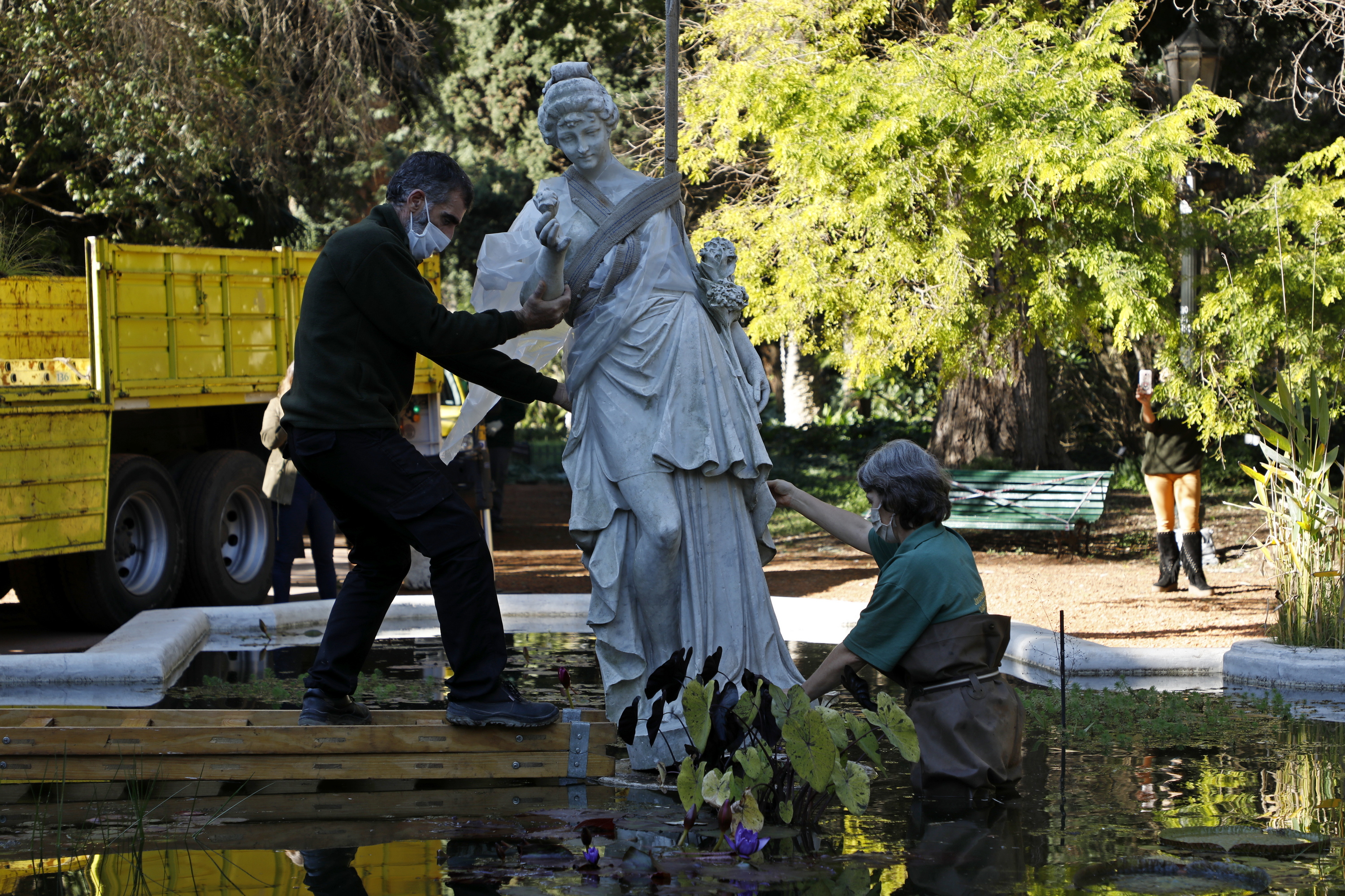 Esculturas restauradas en el MOA vuelven al Jardín Botánico 