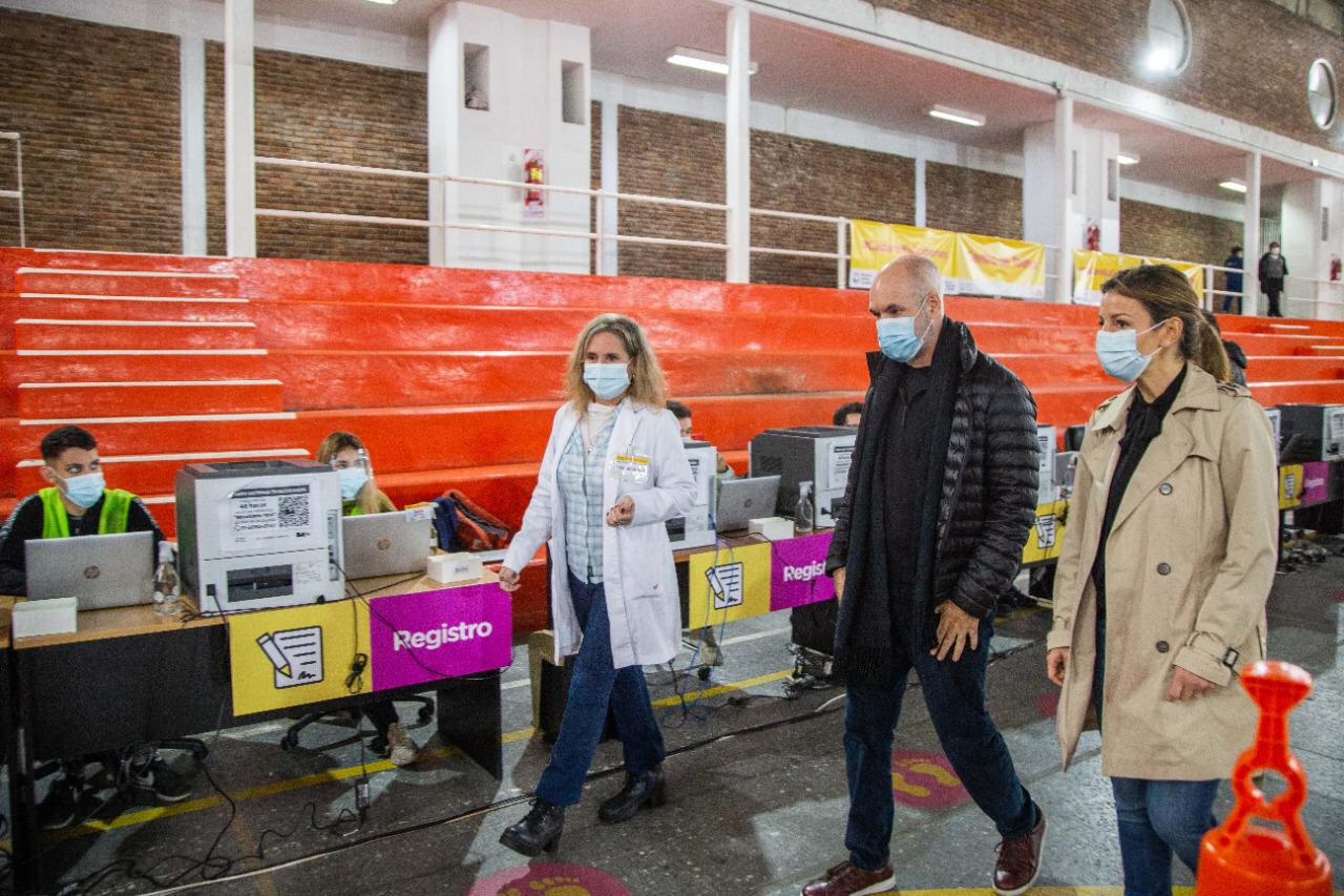 Horacio Rodríguez Larreta y Soledad Acuña visitaron el centro de testeo para estudiantes de Parque Chacabuco