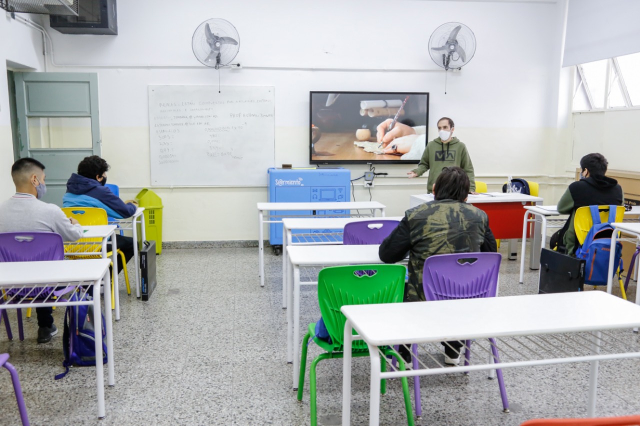 Estudiantes de tercer a sexto año de secundaria vuelven a las aulas