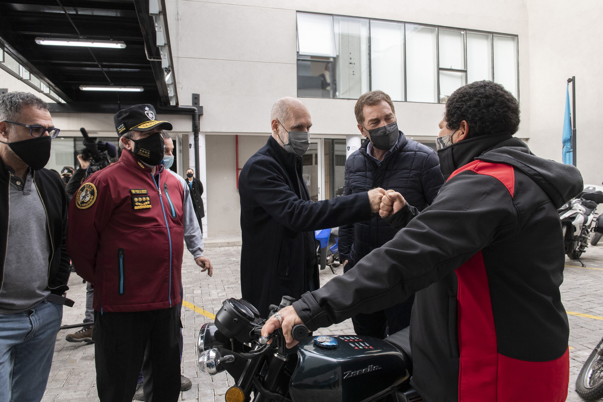 Rodríguez Larreta y Santilli entregaron motos recuperadas por la Policía de la Ciudad
