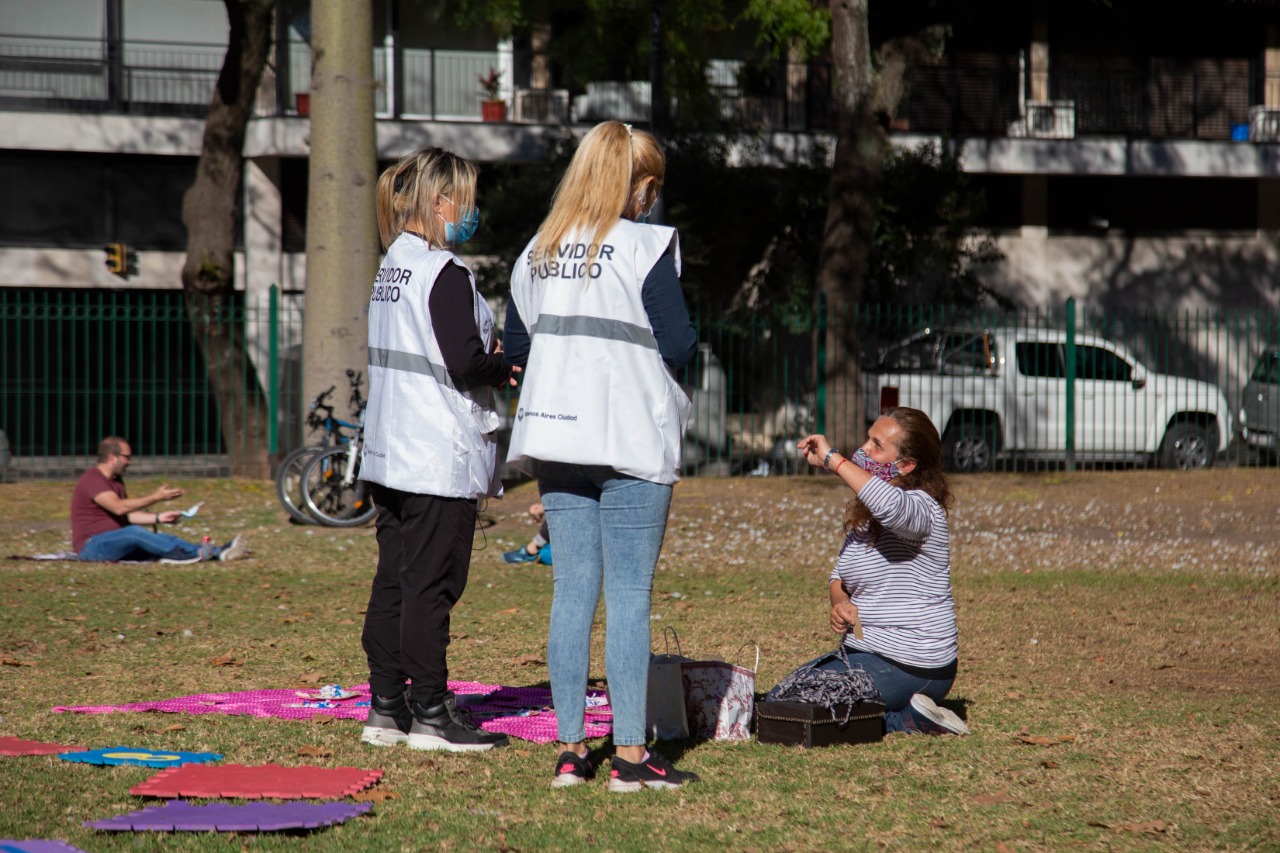 Voluntarios continúan las tareas de concientización en parques y plazas