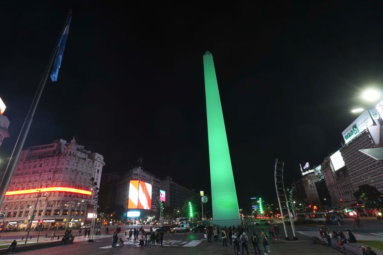 La Ciudad ilumina monumentos por el Día de la Esclerosis Lateral Amiotrófica (ELA)