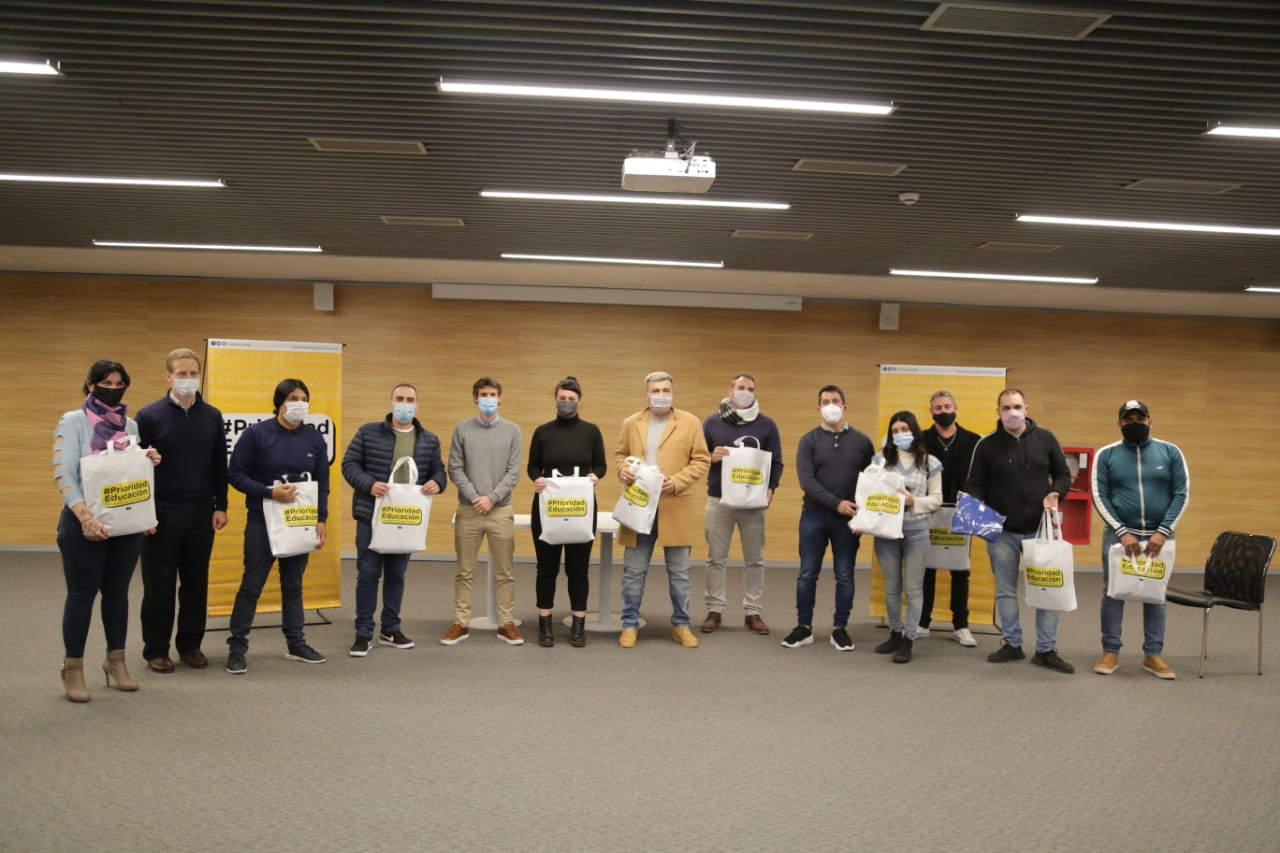 Comenzó la entrega de kits de indumentaria para Auxiliares de Portería y Caseros/as