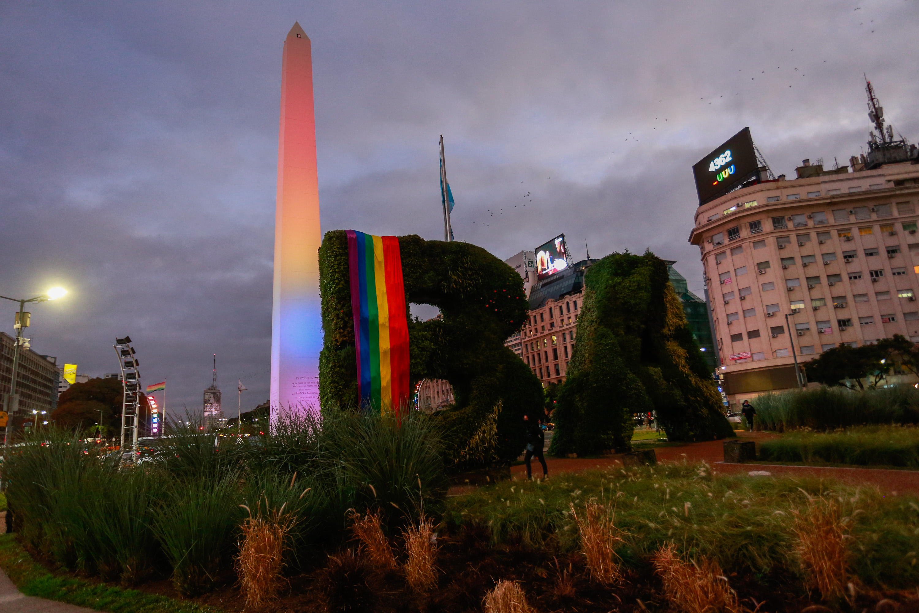 La Ciudad se vistió con los colores del arcoiris e iluminó monumentos por el Día Internacional del Orgullo LGBTIQ+
