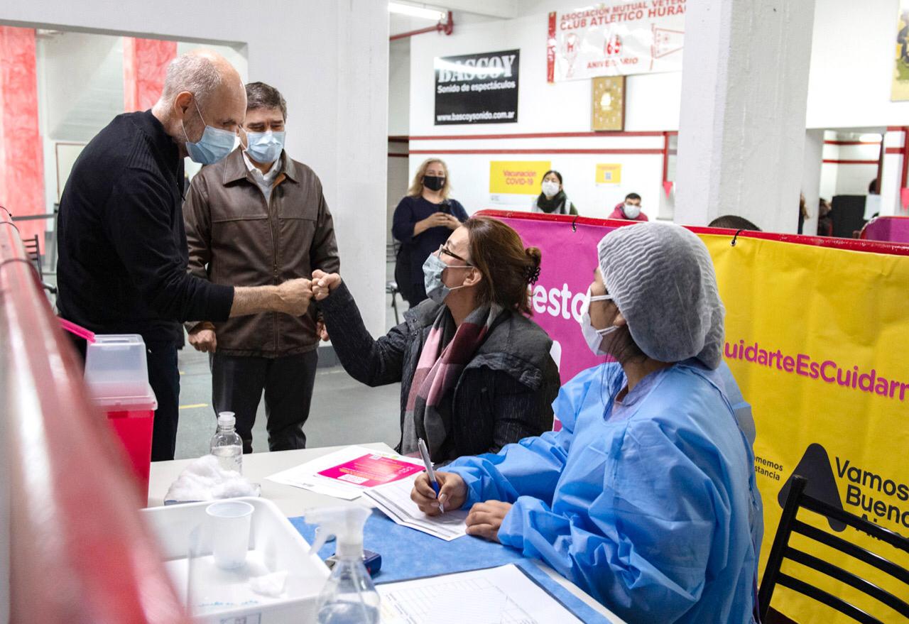Rodríguez Larreta recorrió el vacunatorio del club Huracán