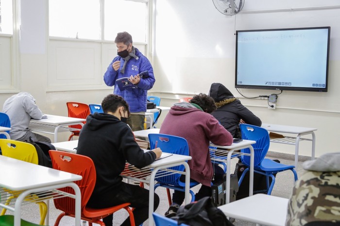Una vuelta a clases gradual y cuidada para sumar horas de presencialidad en escuelas y universidades 