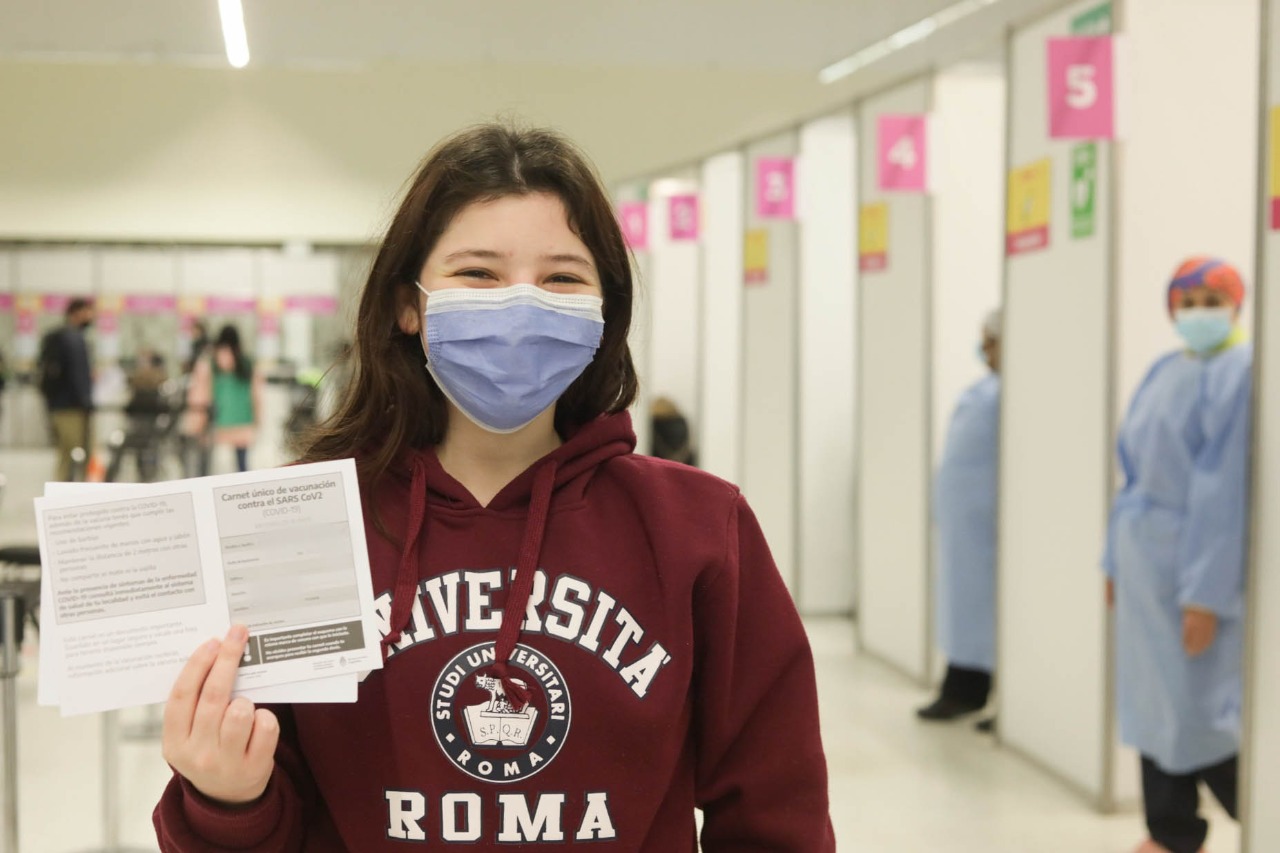 Los primeros jóvenes mayores de 18 años ya recibieron una dosis de vacuna contra el COVID-19
