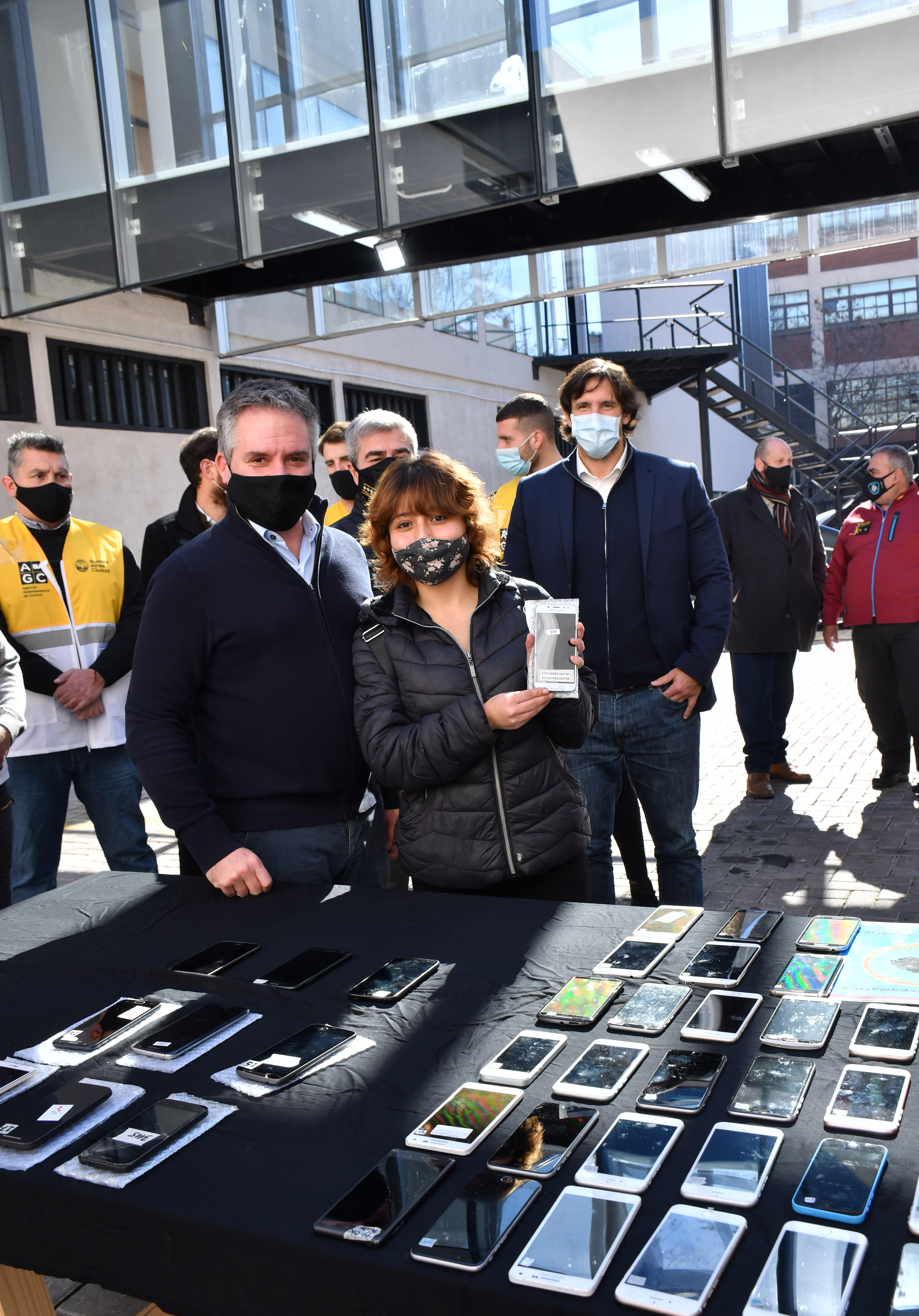 D'Alessandro encabezó una nueva entrega de celulares recuperados del delito a sus legítimos dueños