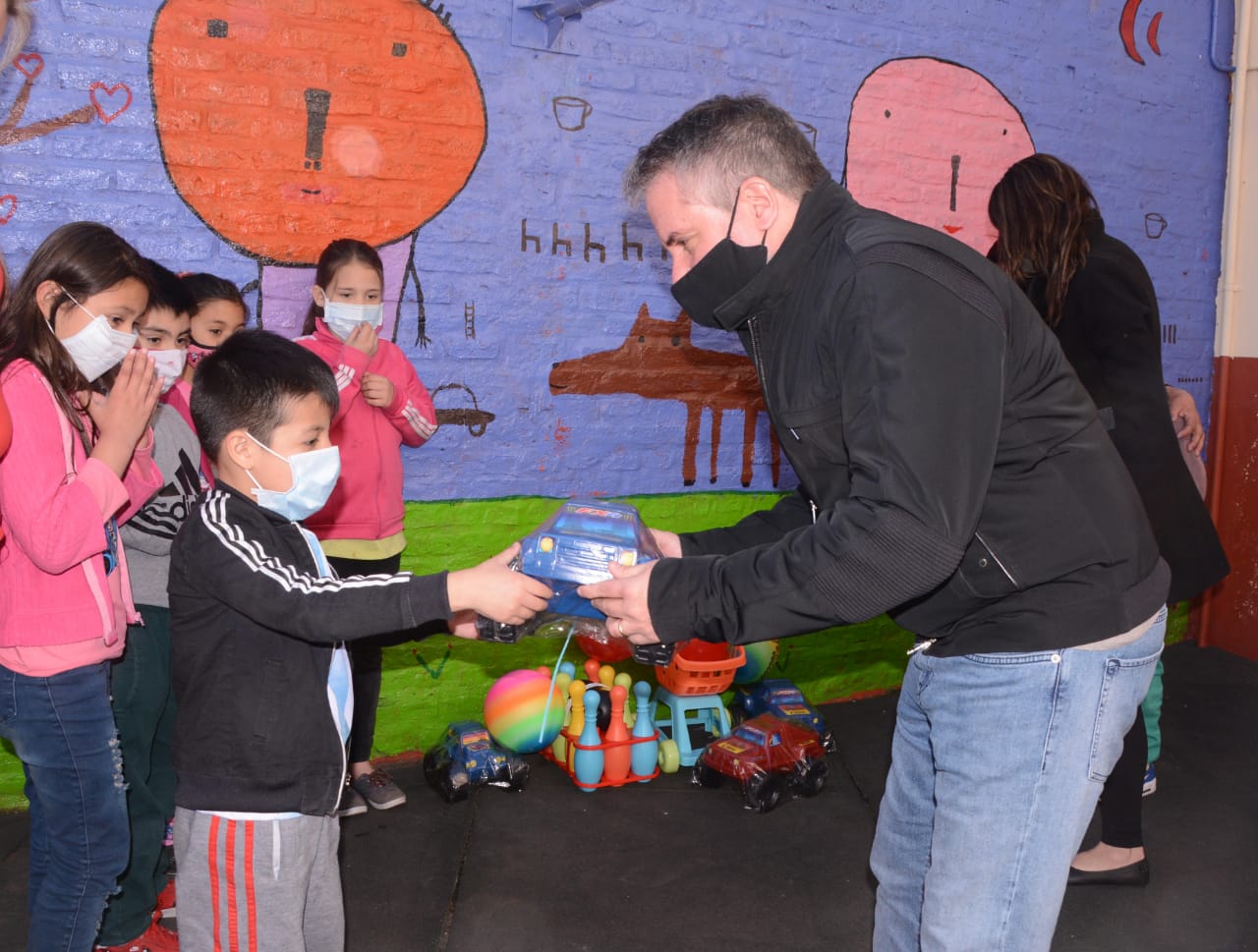 Mas de 2.300 prendas, zapatillas y juguetes fueron repartidos por el Día de la Niñez  