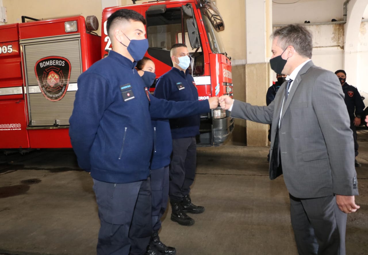 Reconocimiento a Bomberos de la Estación II de Parque Patricios por salvarle la vida a dos vecinos