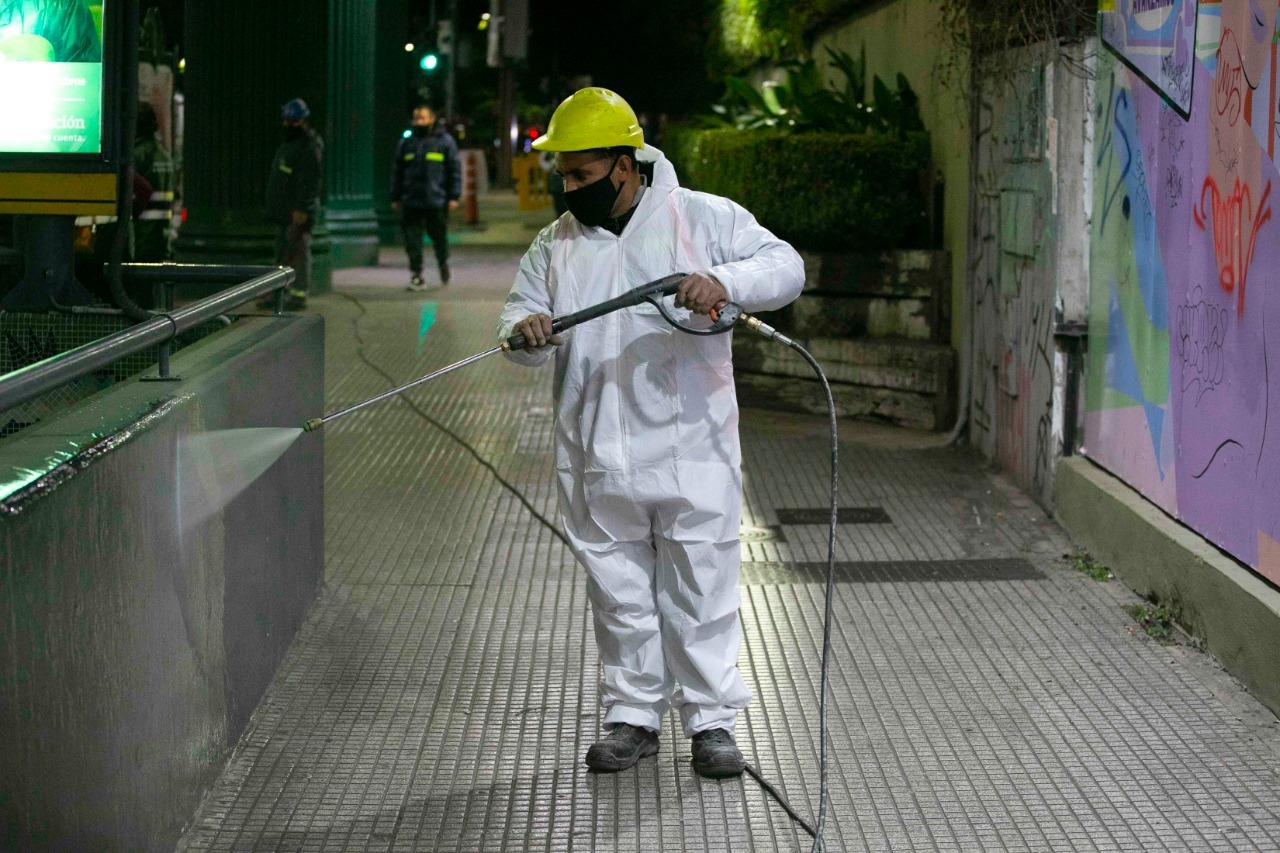Más de 1.000 personas limpian las calles porteñas mientras los vecinos duermen