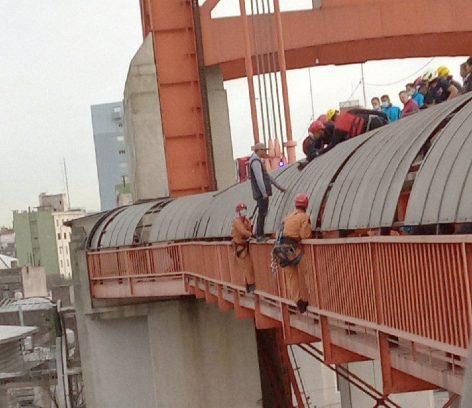 Intentó arrojarse del Puente Avellaneda y los bomberos lo salvaron