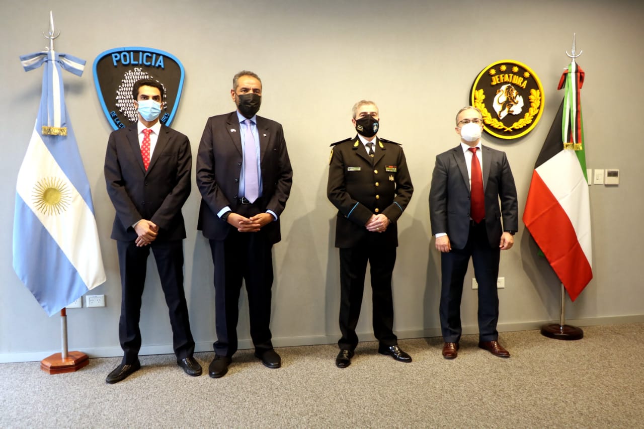  Visita del embajador de Kuwait a la sede de la Policía de la Ciudad y el Centro de Emergencias 911 