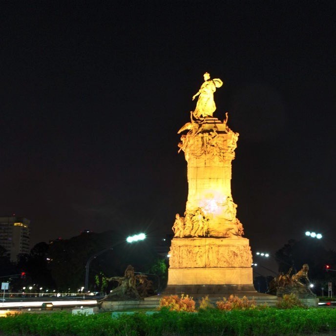 Se iluminan monumentos de amarillo para concientizar que el suicidio puede prevenirse