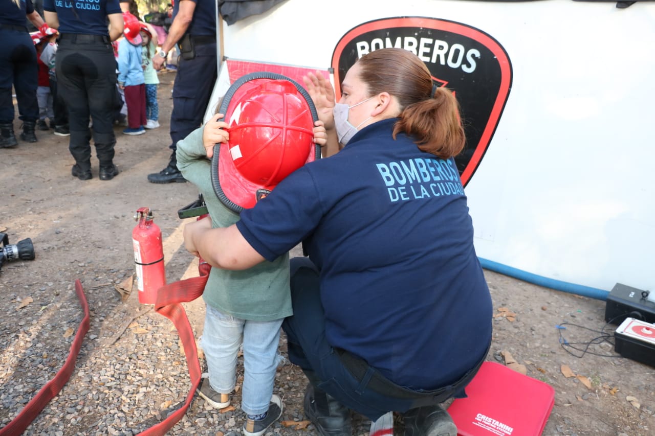 El programa “Bomberos por un Día” visitó el Parque Saavedra
