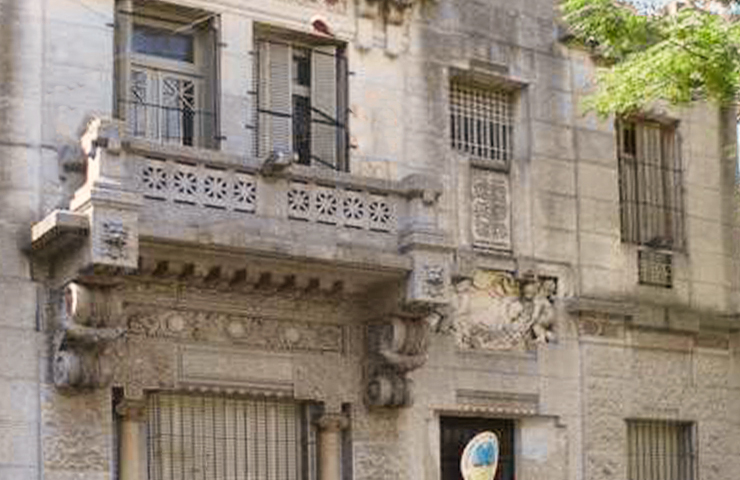 Querubines y flores ornamentan la fachada del Colegio N.° 10 y el Bachillerato N.° 1