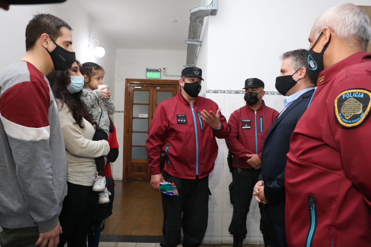 Reconocimiento a los oficiales de la Policía de la Ciudad que asistieron y salvaron a una nena que se había asfixiado