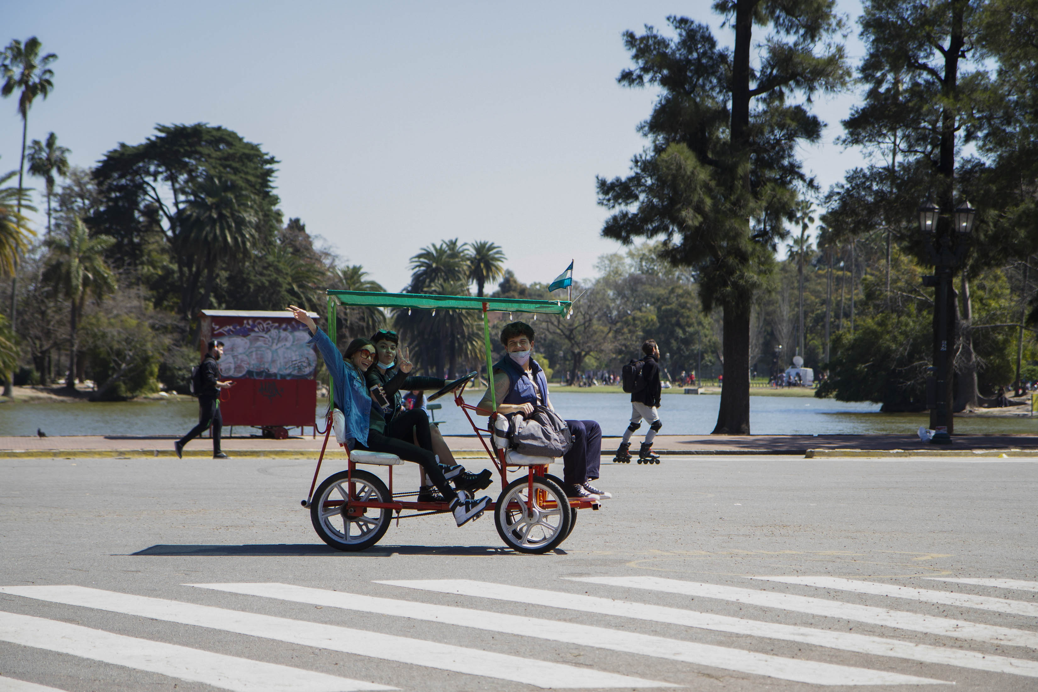 La Ciudad llega al 70% de los porteños con el esquema de vacunación completo y desde hoy se flexibiliza el uso del tapaboca al aire libre