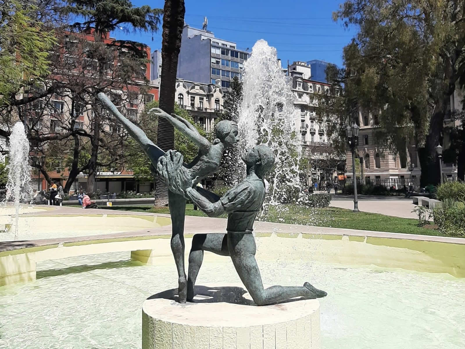 Emotiva reinauguración de la fuente de los bailarines