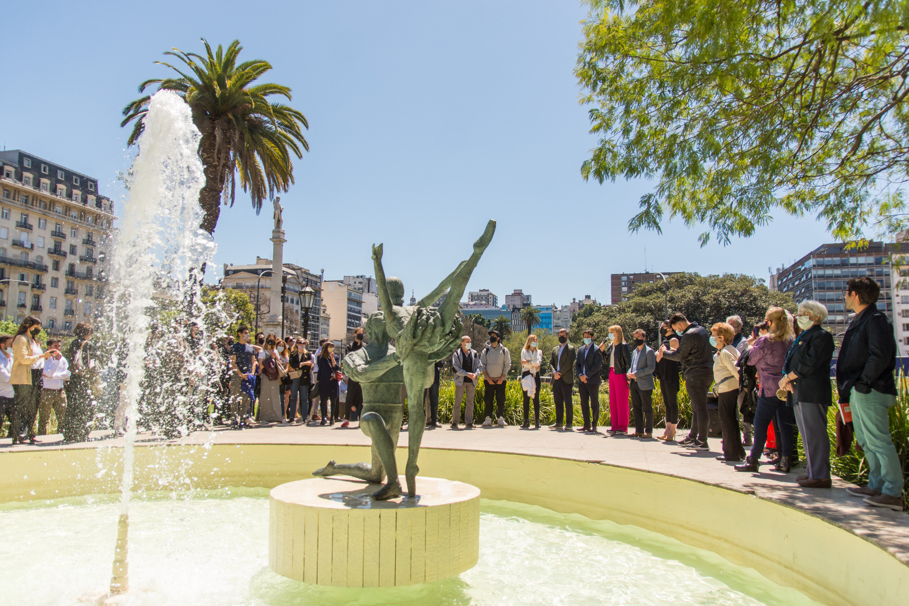 La Ciudad reinauguró la escultura Homenaje al Ballet Nacional