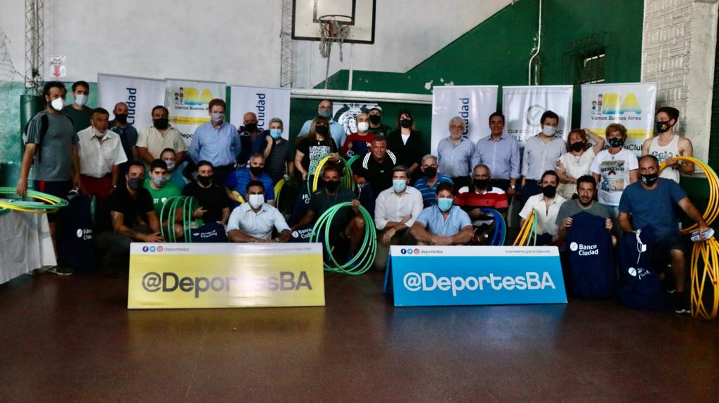 Entrega de materiales deportivos a 30 clubes de barrio